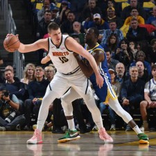 Les Nuggets dirigés par Jokic ont battu les Warriors, déclenchant une nouvelle vague d'excitation en NBA